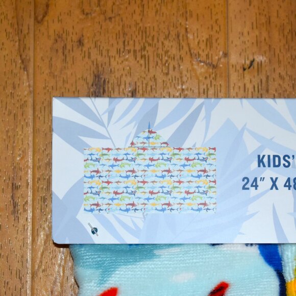 NWT Tommy Bahama Shark Print Kids Hooded Towel 24" x 48" Blue Red Yellow - Picture 4 of 5